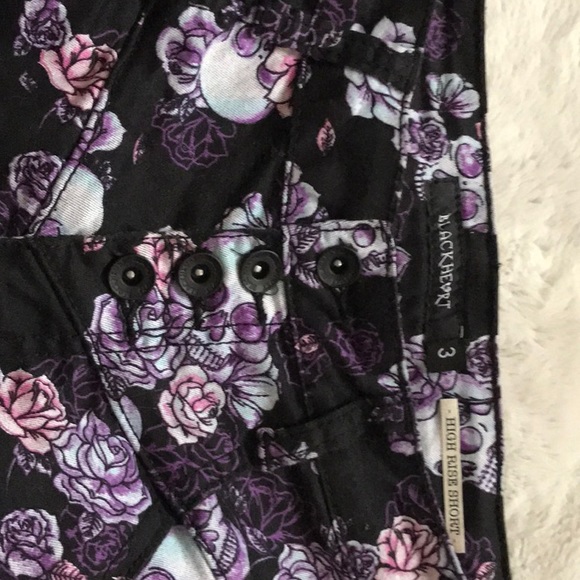 Black skull short shorts from Hot Topic - Picture 4 of 4